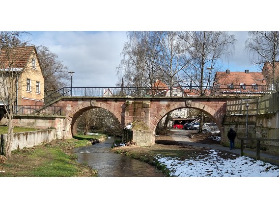 Ersatzneubau Fu&szlig;g&auml;ngerbr&uuml;cke &uuml;ber historischen Sandsteinb&ouml;gen